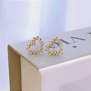 Brinco Coração Cravejado Vazado Ponteiras Folheado a Ouro 18k