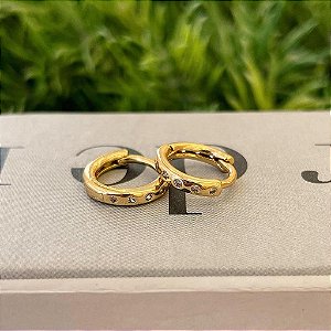 Brinco de Argola 5 Zirconias Redondas Cravadas P Folheado a ouro 18K