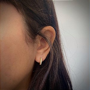 Brinco de Argola 1 Fio Cravejado Slim M Folheado a ouro 18K