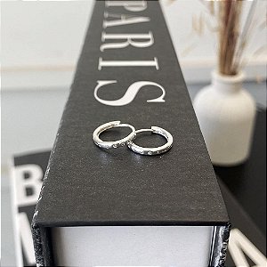 Brinco de Argola 5 Zirconias Redondas Cravadas G Folheado a prata 925