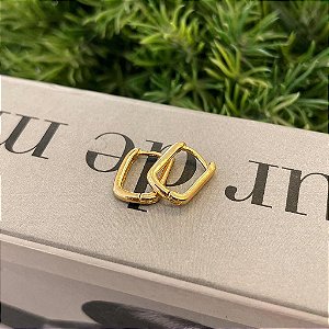 Argola Retangular Fio Liso Abaulado M Folheado a ouro 18K