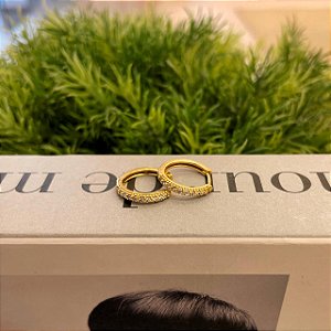 Brinco de Argola 1 Fio Cravejado Slim G Folheado a ouro 18K