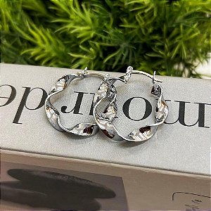 Brinco de Argola Fita Torcida Fecho Italiano Steel