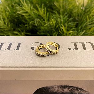 Brinco de Argola 1 Fio Cravejado Slim P Folheado a ouro 18K