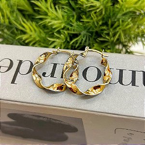 Brinco de Argola Fita Torcida Fecho Italiano Folheado a ouro 18K