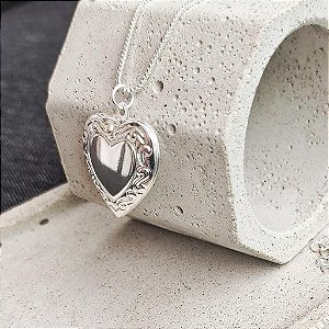 Colar de Relicário Coraçao Arabescos Correntinha Folheado a prata 925