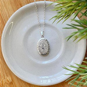 Colar de Relicário Oval Arabescos Correntinha Folheado a prata 925
