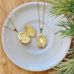 Colar de Relicário Oval Arabescos Correntinha Folheado a ouro 18K