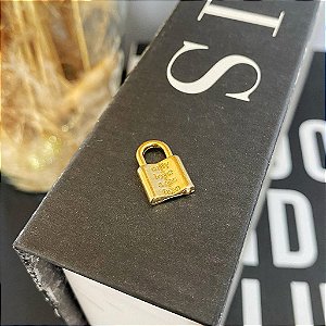 Pingente Cadeado Only Love Sets Free Folheado a ouro 18K