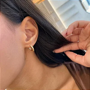 Argola Cravejada Reta G Folheado a ouro 18K