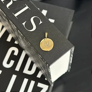 Pingente de Moeda Cravejada Folheado a Ouro 18k