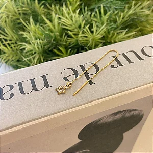 Brinco Piercing estrela pendurada vazada cravejada folheado a ouro 18K