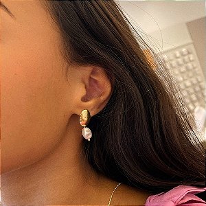 Brinco Base Lisa e Pérola Solitária Organica Folheado a ouro 18K