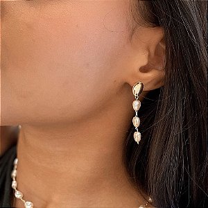 Brinco Pendente 3 Pérolas Organicas com Base Ovalada Folheado a ouro 18K