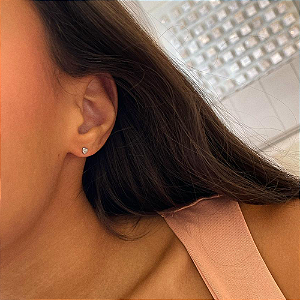 Brinco de Coração Pequeno com Seis Zircônias Cravejadas Steel