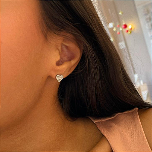Brinco de Coração Pavê Cravejado Cristal Médio Com Borda Lisa Steel