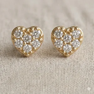 Brinco de Coração Pequeno com Seis Zircônias Cravejadas Folheado a Ouro 18k