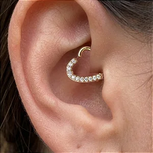 Piercing Coração Vazado Metade Cravejado