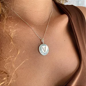 Colar 45cm Letra Moeda Folheado a prata 925