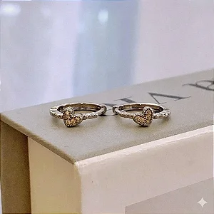 Brinco de Argola Fio Trabalhado com Coração Cravejado