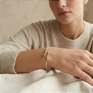 Bracelete Fio Zircônias na Ponta Transpassando