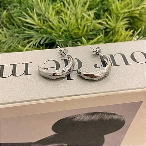 Brinco de Argola Aberto Facetada e Detalhe Geométrico Cravejado