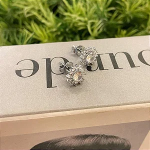 Brinco de Flor Pétalas Cravejadas e Zirconia Cristal Central