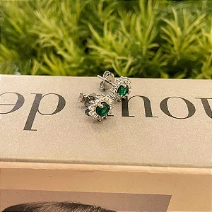 Brinco de Flor Pétalas Cravejadas e Zirconia Verde Central