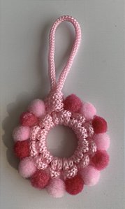 Chaveiro macramê com pompom