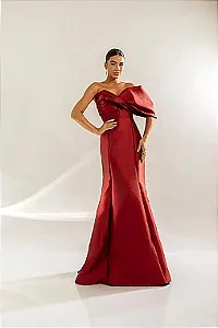 Vestido Livia Longo Vermelho Estruturado com Manga Única e Decote Assimétrico