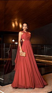 Vestido Longo Marsala com Gola Torcida Recortes Laterais e Cauda Drapeada