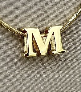 Pingente de letra inicial com banho de ouro 18k