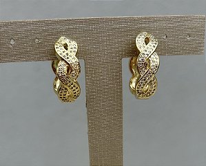 Brinco trança com zircônias e banho de ouro 18k