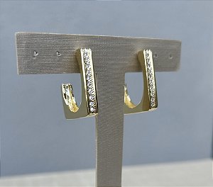 Brinco quadrado com zircônias frontais e banho de ouro 18k