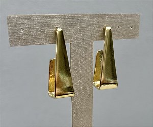 Brinco pirâmide em banho de ouro 18k