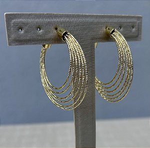 Brinco argola crescente em banho de ouro 18k