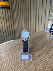 Relógio feminino com fundo branco varias cores