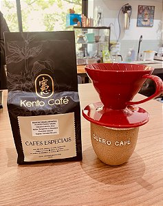 Kit Café Especial 250gr moido c/ Porta Filtro n. 2 Hario V60 em acrílico e Xícara Quero Café 220ml