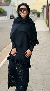 PELERINE PRETO COM POMPOM ALPELO