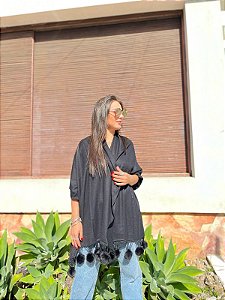 PELERINE PRETO COM POMPOM ALPELO
