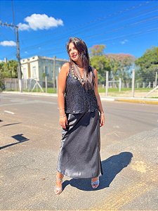 REGATA EM PAETÊ, COM APLICAÇÃO DOURADA LANÇA PERFUME