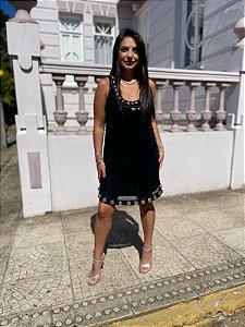 VESTIDO PRETO COM PAETÊ, APLICAÇÃO EM DOURADO LANÇA PERFUME
