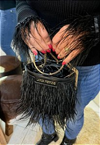 BOLSA PRETA CLUTCH COM PLUMA E ALÇA DE ARGOLA LANÇA PERFUME