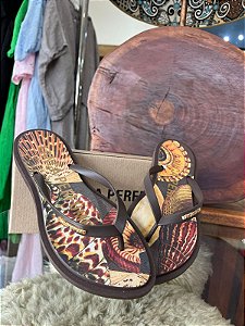 CHINELO ESTAMPADO MARROM LANÇA PERFUME
