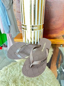 CHINELO MARROM DETALHES LOGO MARCA LANÇA PERFUME