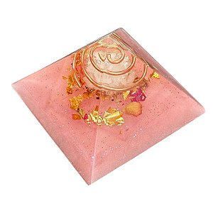 Orgonite Pirâmide Amor Incondicional Quartzo Rosa Pétalas de Rosa 4cm