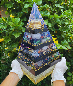 Orgonite Pirâmide de 30 a 32cm com Hematitas Magnetizadas - Dourada