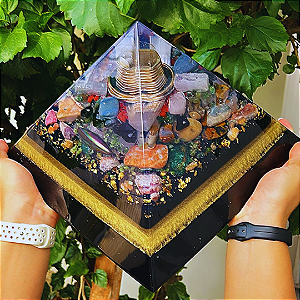 Pronta Entrega – Orgonite Pirâmide de Gizé 30cm com Hematitas Magnetizadas - Preto, Dourado com Folhas de Ouro