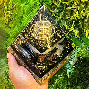 PRONTA ENTREGA - Orgonite Pirâmide de 16cm com Hematitas Magnetizadas e Folhas de Ouro