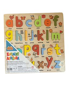 Quebra-cabeça de madeira com o alfabeto para crianças em idade pré-escolar